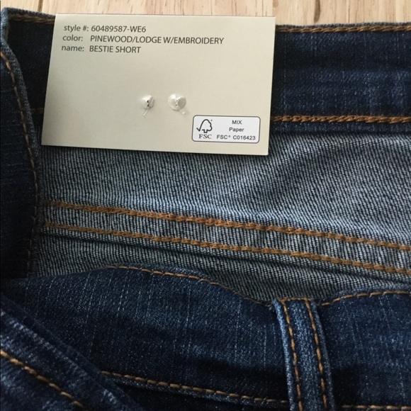 Size 8. Bestie Embroidered Short. - Picture 5 of 7